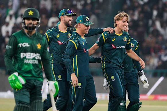 Australia’s Mahli Beardman, right, celebrates with teammates after the dismissal of Pakistan’s Shadab Khan.
