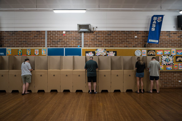 Les candidats libéraux seront absents des bulletins de vote dans de nombreux sièges lors des élections municipales du mois prochain.