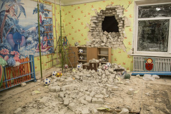 Les conséquences du bombardement d'un jardin d'enfants dans la colonie séparatiste russe de Stanytsia Luhanska, en Ukraine, jeudi.  Les États-Unis affirment que le bombardement a été organisé par la Russie comme prétexte à une invasion.
