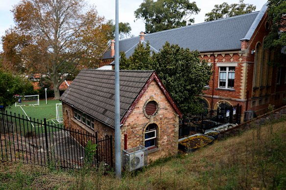 The parent-run out-of-school-hours care service, Darlo Play Centre, has had its licence taken away, effective from the end of term.