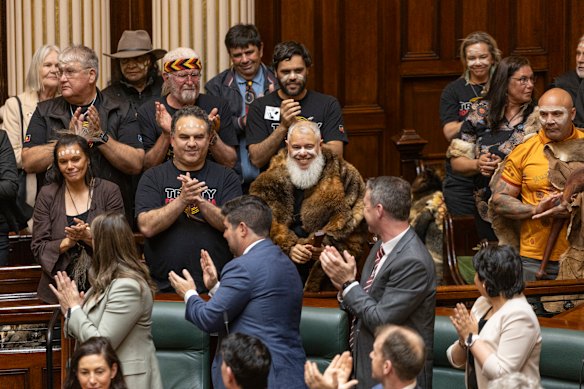 The speeches by Berg and Murray are applauded in parliament.