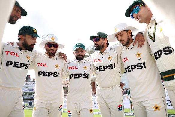 Pakistan have a team talk during the Lord’s Test.