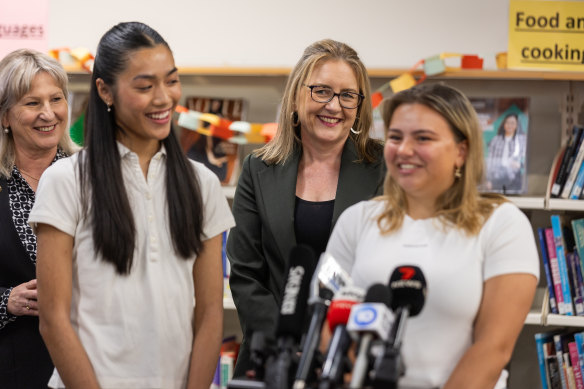 La première ministre Jacinta Allan à l'école secondaire de Williamstown lundi avec Katie, étudiante en formation professionnelle, à droite.