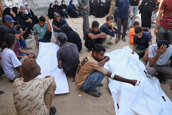 Parientes palestinos cerca del Centro de Assce más cercano en el Gaza Yoa, South Gaza en lugar del pasado.