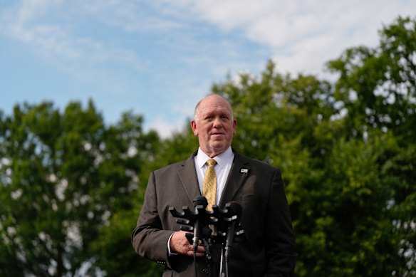 El personaje de Donald Trump, Tom Homan, fuera de la casa blanco.