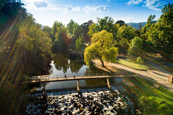 The Ovens River flows through Bright.