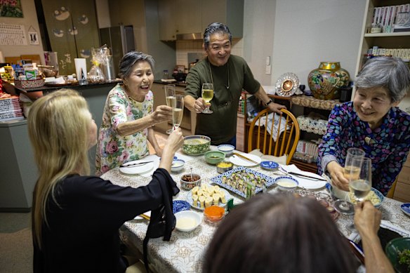  Teramoto and her guests toast another successful meal.