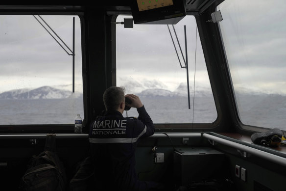 ウクライナ戦争 双眼鏡を使ってフランス海軍フリゲート艦ノルマンディーの周辺をスキャンするフランス人水兵。