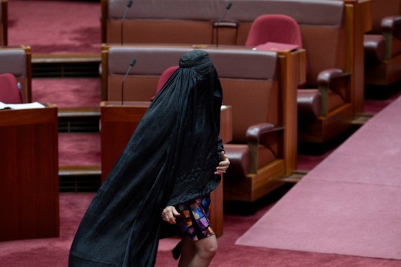 Senator Pauline Hanson wears a burqa in the Senate.