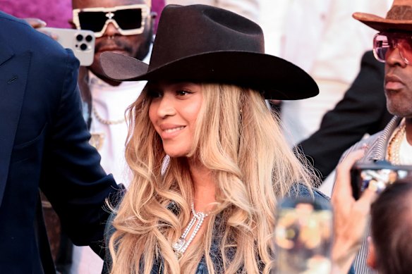 Beyonce has been called out by fans for wearing a T-shirt referring to Native Americans as “the enemies of peace”.