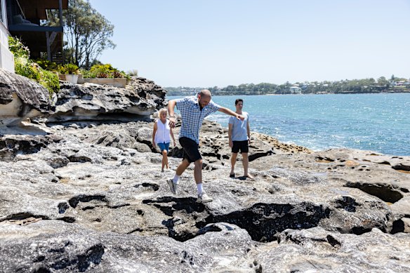 Bundeena has prime lookout points for dolphin and whale-watching. 