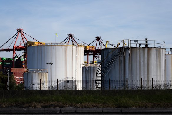 Independent fuel distributors say they are facing difficulties buying petrol and diesel on the spot market in Newcastle, Brisbane and Sydney.