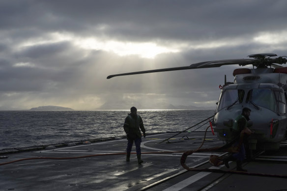 ウクライナ戦争 フランス海軍のフリゲート艦ノルマンディーで、ヘリコプターの離陸準備をする整備士。