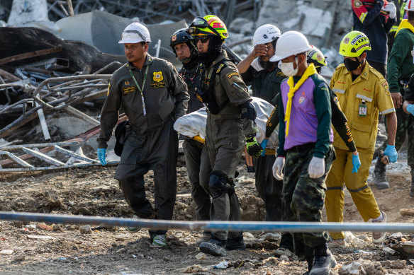Thai rescue workers remove a body that was recovered from the construction building collapse in Bangkok’s Chatuchak area.