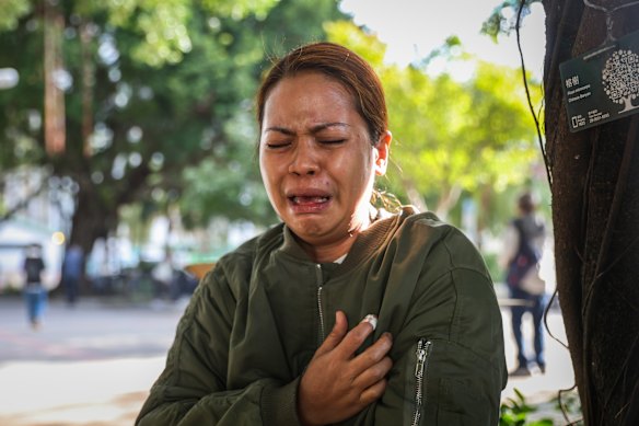 Domestic helper Vame Mariz Wayas Verador breaks down in tears as she recalls the horrific situation of her escape from the Tai Po building fire.