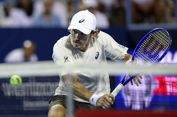 Alex de Minaur came back from the brink of defeat to win the Washington Open title.