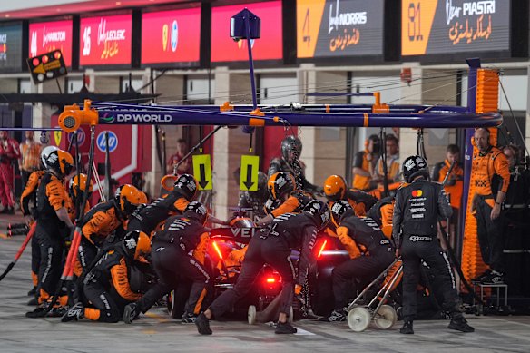  Mechanics change tyres on Piastri’s vehicle.