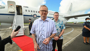 Le Premier ministre Anthony Albanese est accueilli par Pat Conroy après son arrivée à l'aéroport de Nausori, Suva.