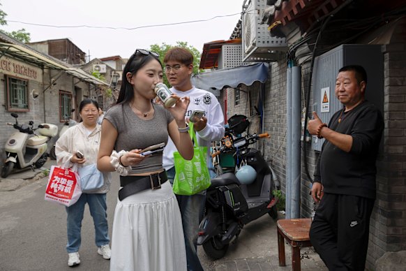 A woman tries Pan’s douzhi.