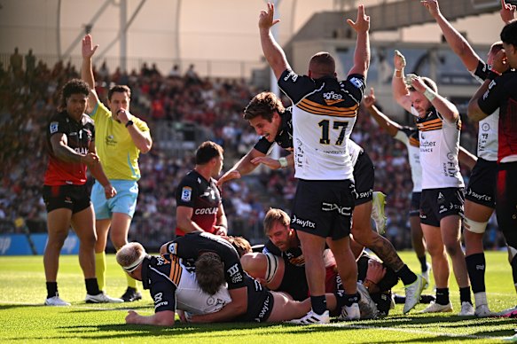 Liam Bowron scores for the Brumbies.