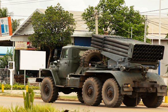 Camboian Military Truck en los muchachos de la frontera de Tailandia el lunes.