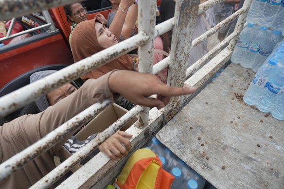 Flood victims clamber for aid in Hat Yai.