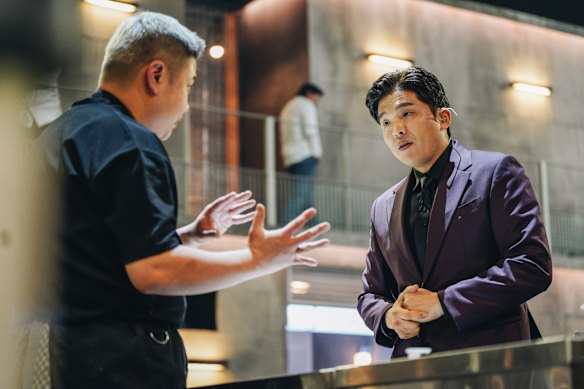 Culinary Class Wars contestant Cooking Maniac (left) with one of the judges, Anh Sung-jae.