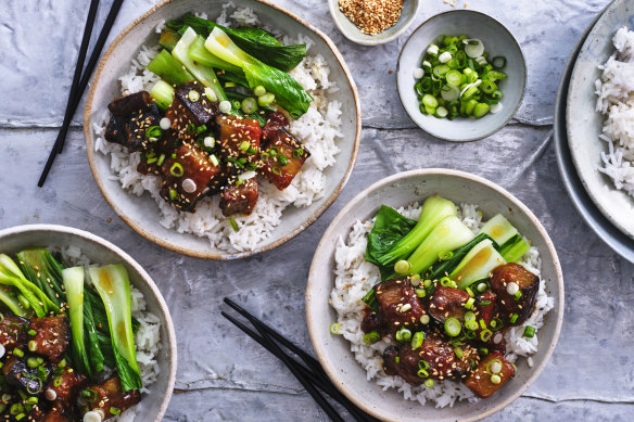 Serve with rice and green.