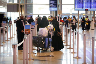Les passagers saoudiens entrent dans l'aéroport international King Abdulaziz de Djiddah, en Arabie saoudite, où les citoyens vaccinés sont autorisés à quitter le royaume pour la première fois depuis plus d'un an.