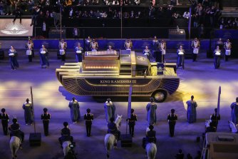 Un véhicule spécialement conçu transporte la momie du roi Ramsès III dans un convoi du musée égyptien de la place Tahrir au nouveau musée national de la civilisation égyptienne lors de la parade dorée des pharaons au Caire, en Égypte. 