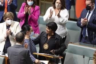 La députée de Lingiari Marion Scrymgour est félicitée par la ministre des Australiens autochtones Linda Burney après avoir prononcé son premier discours à la Chambre des représentants au Parlement de Canberra le mercredi 27 juillet 2022. 