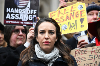 Stella Moris, l'épouse de Julian Assange, devant la Royal Courts of Justice de Londres en janvier.