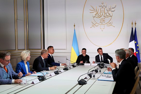 Dari kiri, Perdana Menteri Belgia Bart de Wever, Presiden Komisi Eropa Ursula von der Leyen, PM Polandia Donald Tusk, Presiden Finlandia Alexander Stubb, Volodymyr Zelensky dari Ukraina, dan Emmanuel Macron dari Prancis menghadiri KTT Paris secara langsung.