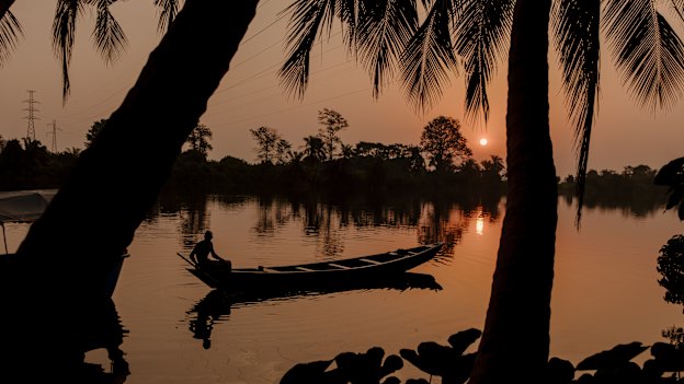  Lake Volta is the world’s largest artificial reservoir and dominates the Ghanaian territory, stretching about 400 kilometres. 