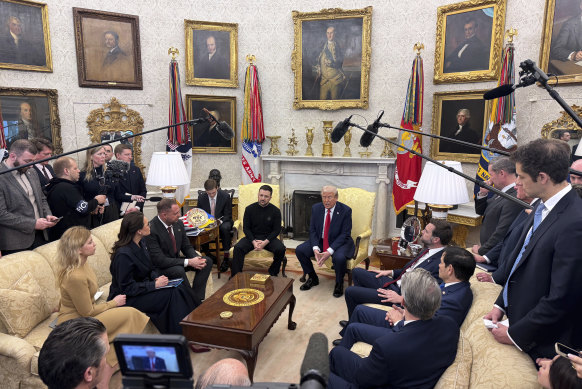 Los periodistas escuchan la reunión entre el presidente estadounidense Donald Trump y su homólogo ucraniano, Volodymyr Zelensky, en la Oficina Oval.