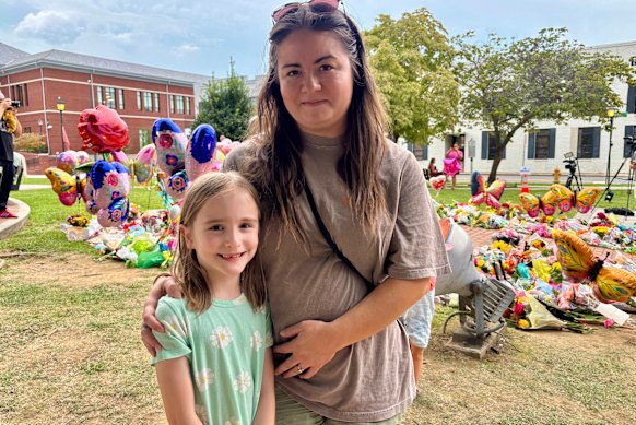 Tori King and her daughter, Charlie, at the Dolly Parton statue in Sevierville, Tennessee.