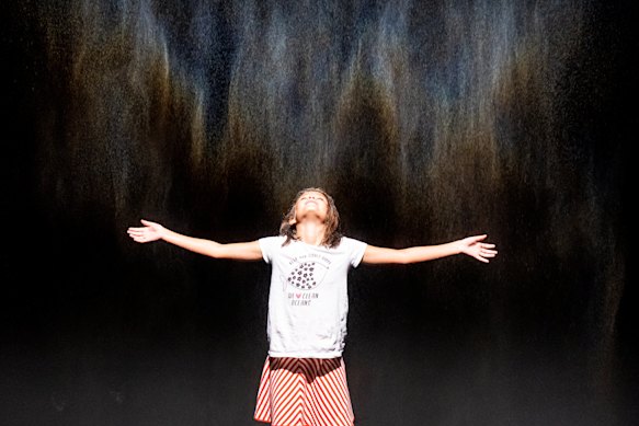 Olafur Eliasson’s <i>Beauty</i> (1993) is an artwork made of light and water.