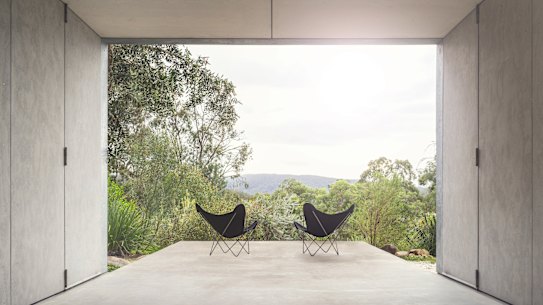 Jason Gibney, director of Jason Gibney Design Workshop, designed the flame-proof house in New South Wales’ Central Coast.