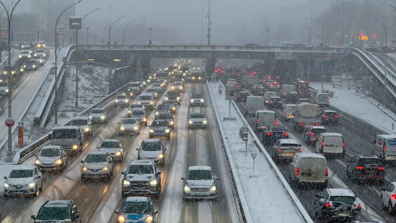 Air, train and road traffic in Amsterdam and Paris crippled by snow