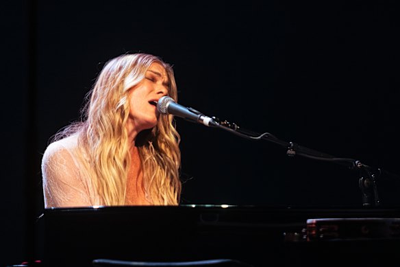 Rimes performed more intimate versions of her greatest hits.