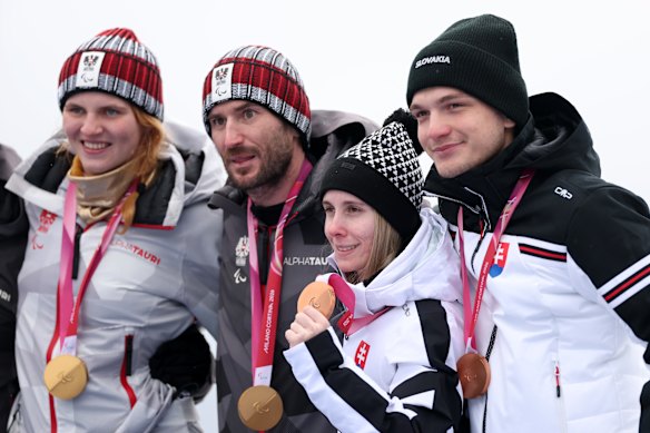 Alexandra Rexova and guide Matus Duris winning bronze in the women’s VI slalom. 