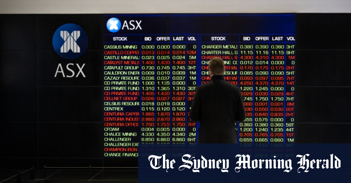 ASX ends week in red after banks and energy giants slip; gold hits new record