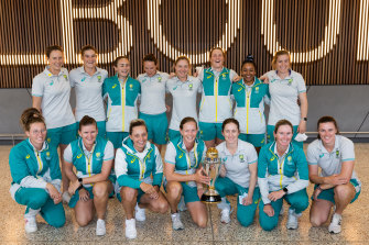 L'équipe féminine de cricket championne du monde d'Australie à l'aéroport de Melbourne.