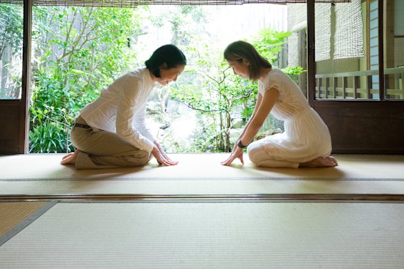 静かな礼儀正しさが鍵です。
