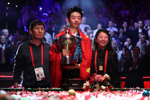 Wu Yize celebrates his victory with his parents. 