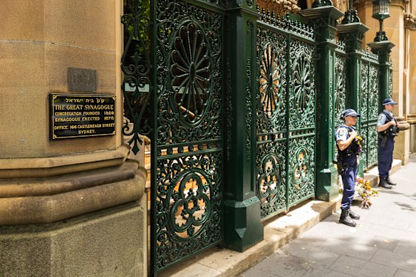 Police outside the Great Synagogue in Sydney. 