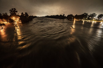 La rivière Nepean franchit ses rives dimanche après des jours de fortes pluies.