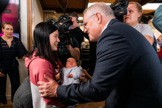 Le Premier ministre Scott Morrison avec Lisha Luo de Park Orchards et le bébé de 35 jours Muxi Luo. 