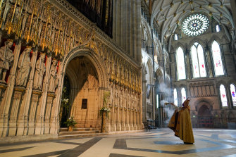 L'archevêque d'York, Stephen Cottrell, effectue une bénédiction du grand orgue de la cathédrale d'York pendant le service Evensong du dimanche de Pâques à la cathédrale de York, en Angleterre.
