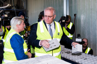 Scott Morrison visite Island Block and Paving dans le siège tasmanien de Lyon.